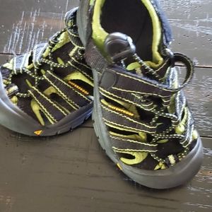 BOYS KEEN SIZE 11 GREEN /BLACK
